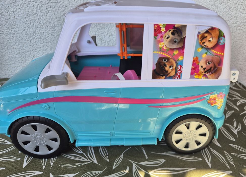 Kamper wakacyjny piesków Barbie