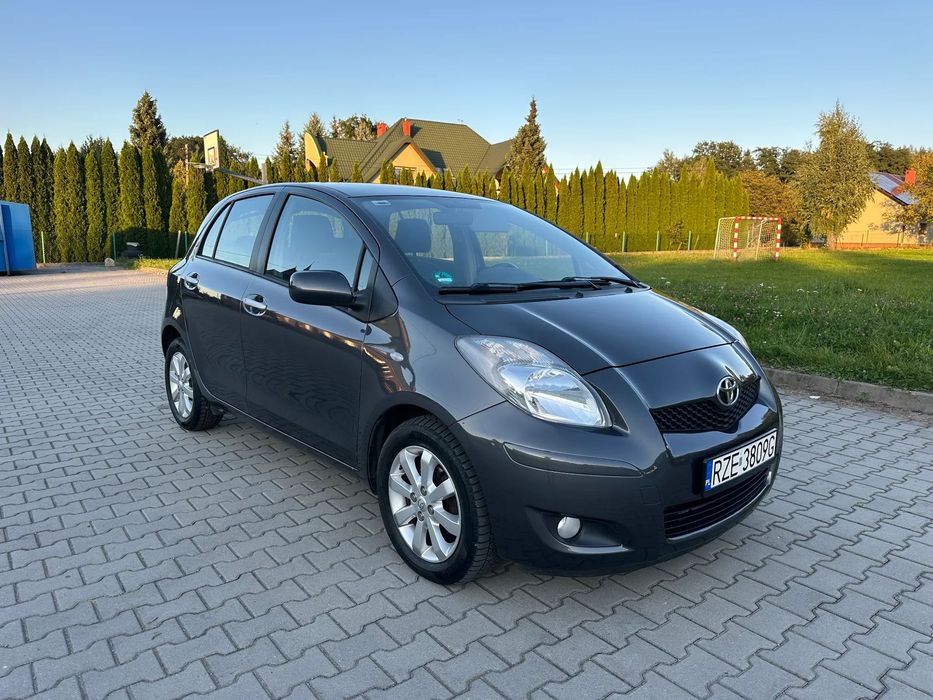 Toyota Yaris Super stan, mały przebieg, klimatrinic, nowe opony, 6 biegów