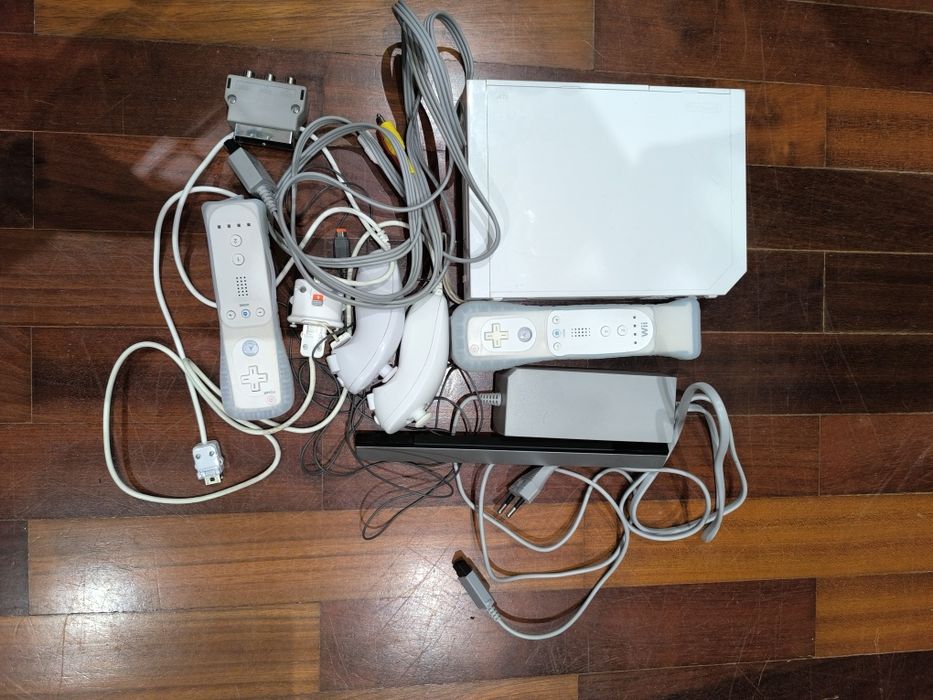Wii com 2 comandos e jogos