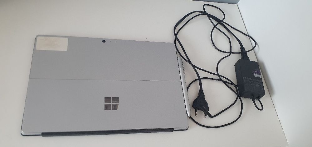 Laptop surface używany