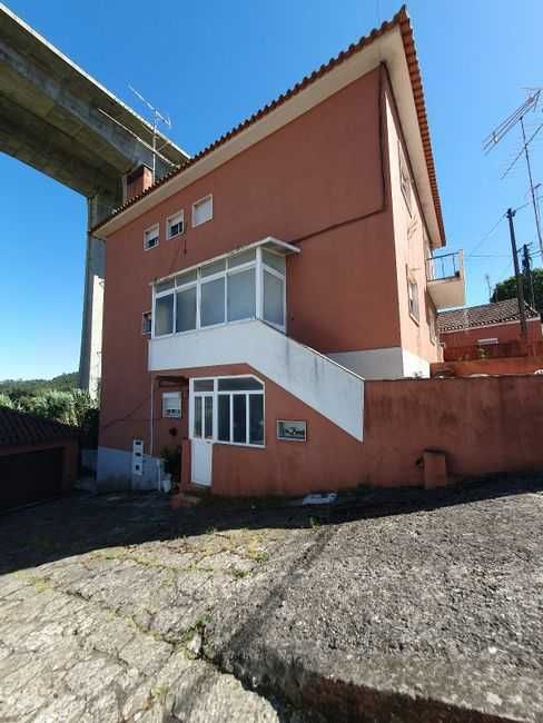 Prédio com 4 apartamentos + 2 Moradias, com 2 apartamentos cada uma
