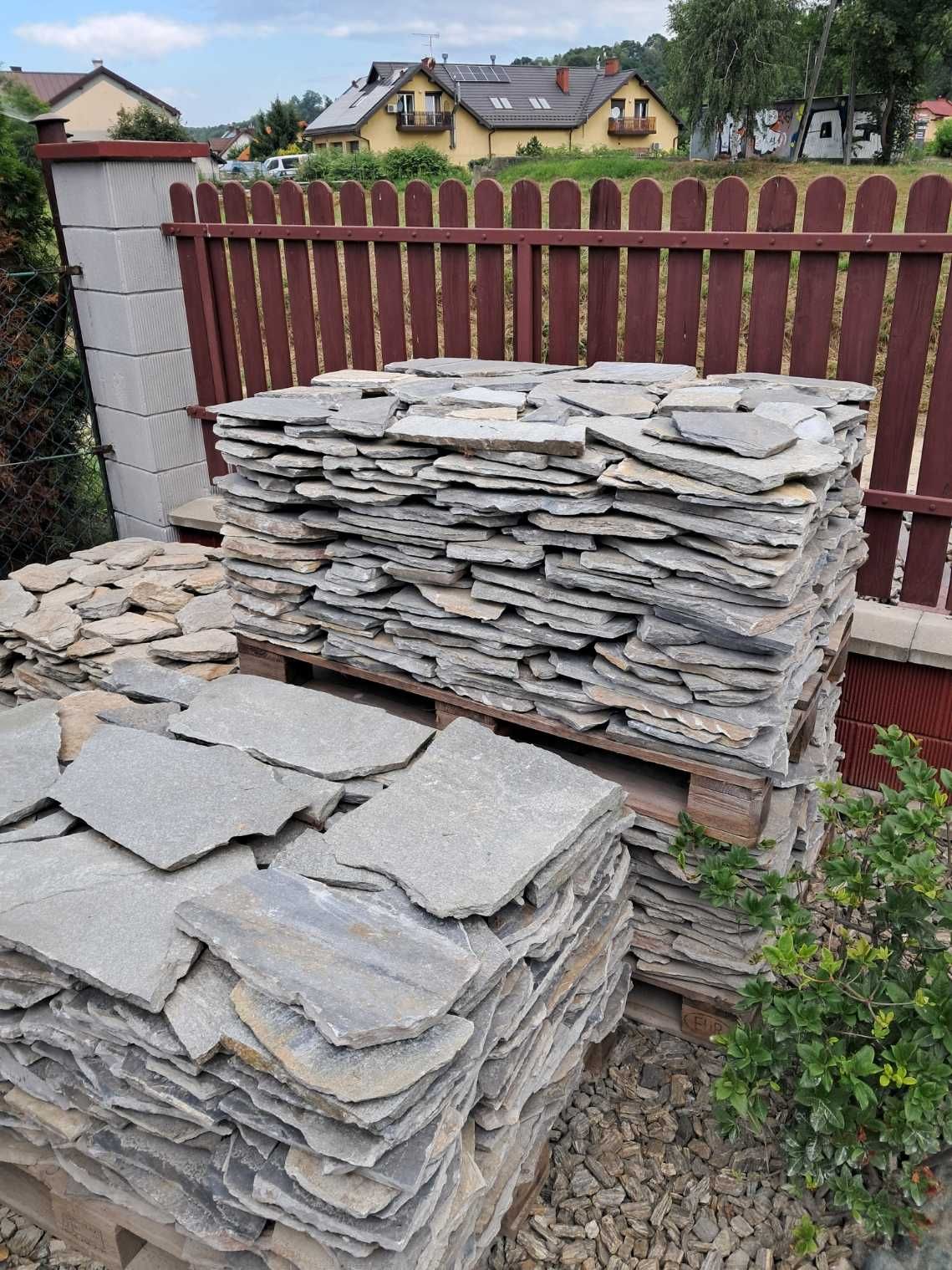Kamień szary gnejs z przebarwieniami.