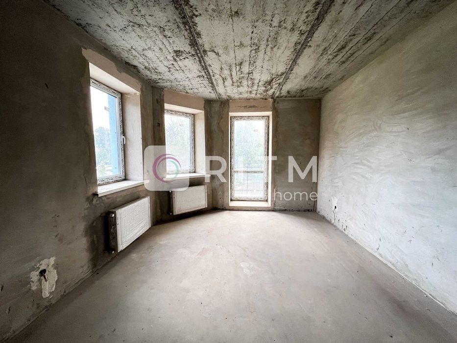 Продається простора квартира в ЖК «Над рікою» на першому поверсі.