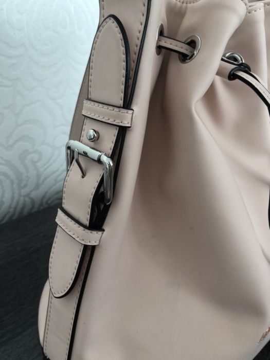 Piękna torba worek ARMANI JEANS torebka pudrowy róż na pasku