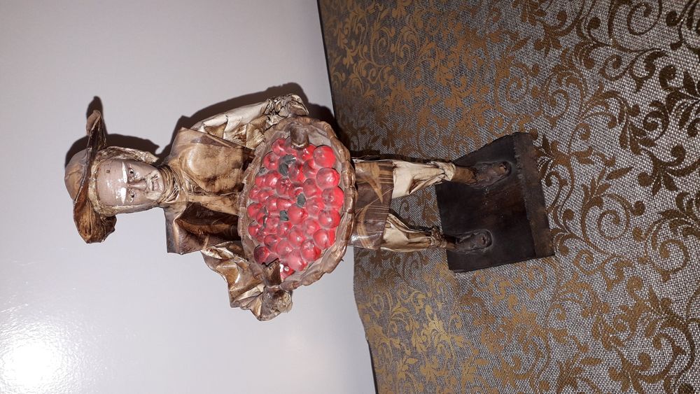 Vendedor de fruta em papel mache feito à mão no Mexico