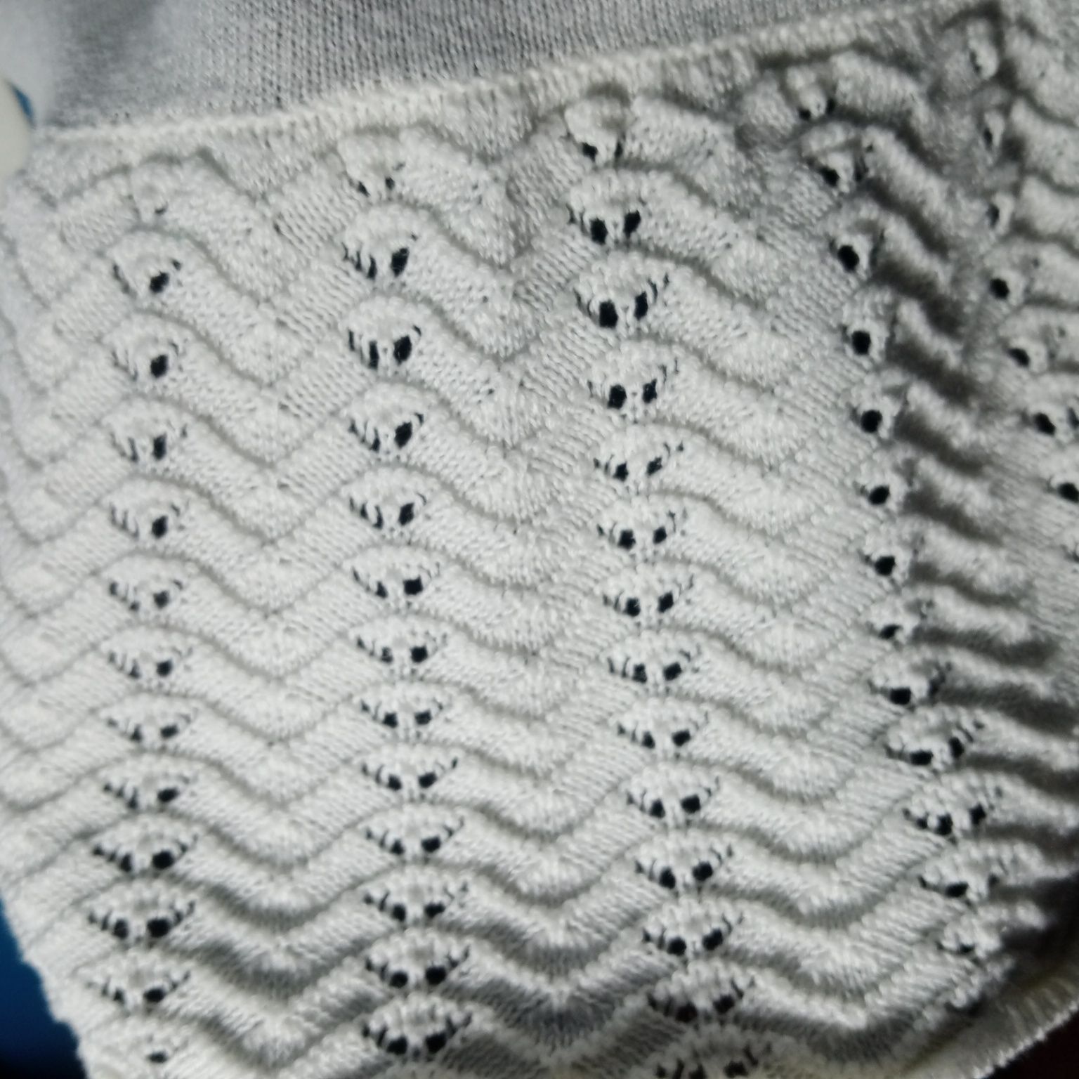 Cienki biały sweter damski wiązany, z ażurowym wykończeniem, rozm. XL
