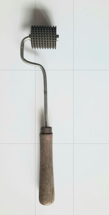 Роликовый валик для массажа. Роликовый массажер с зубчатым валиком