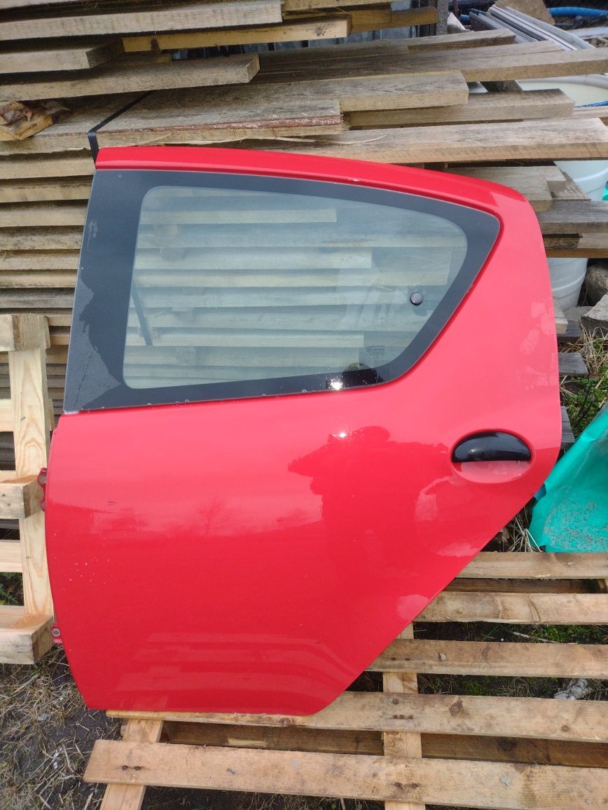 Toyota Aygo drzwi lewe tył  2010r czerwony