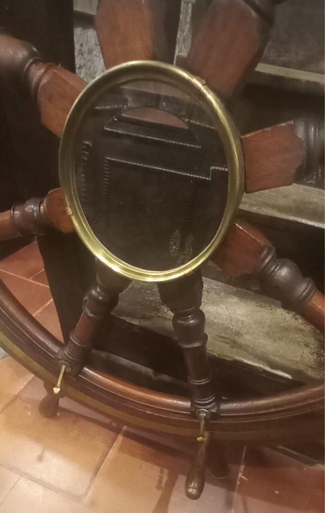 Timão ou roda do leme de antigo veleiro