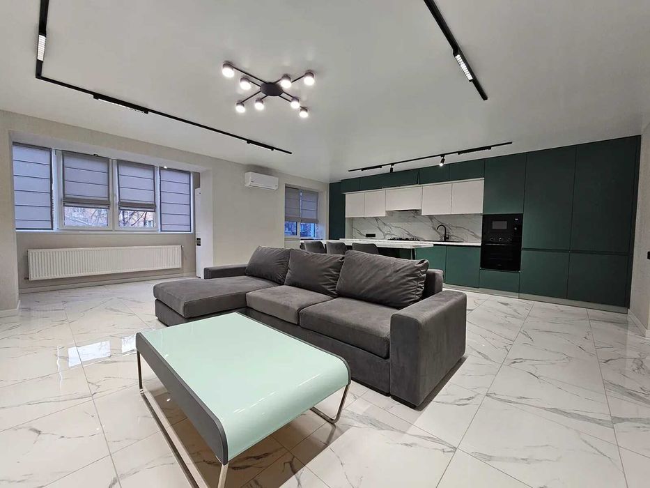 Двокімнатна з кухнею-студією біля стометрівки