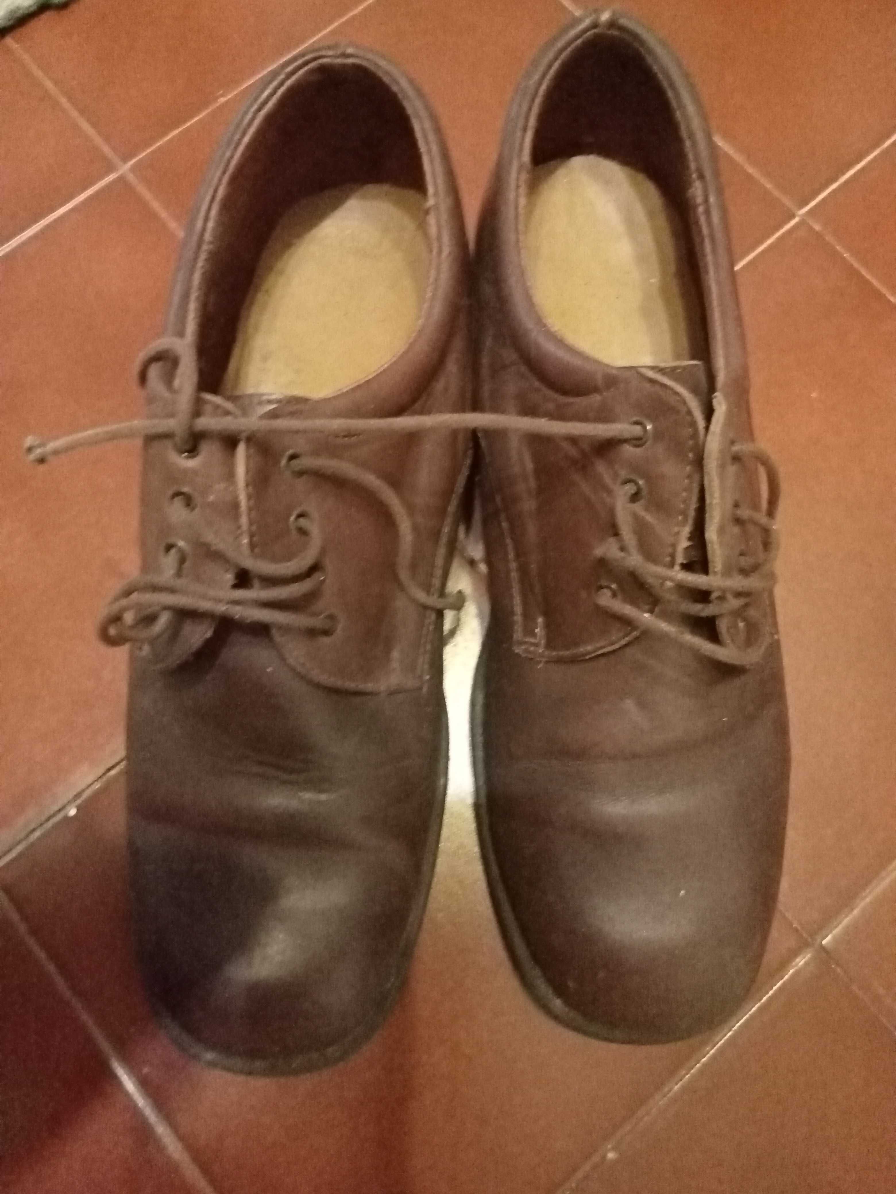 Sapatos em couro