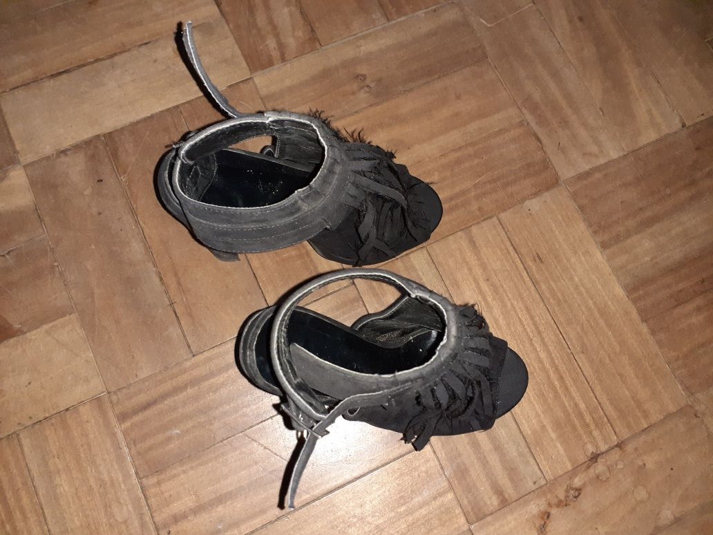 Vendo sandálias usadas