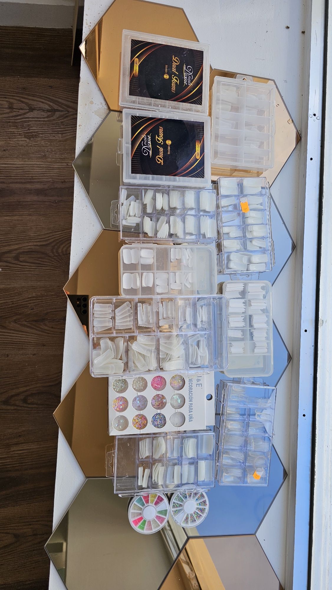 Vários moldes e acessórios manicure