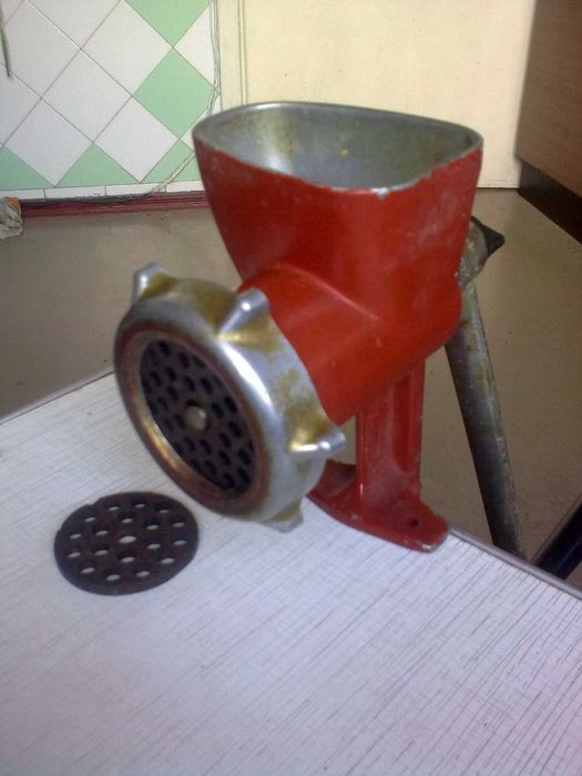 Ручная мясорубка СССР, рабочая, с запасной решёткой