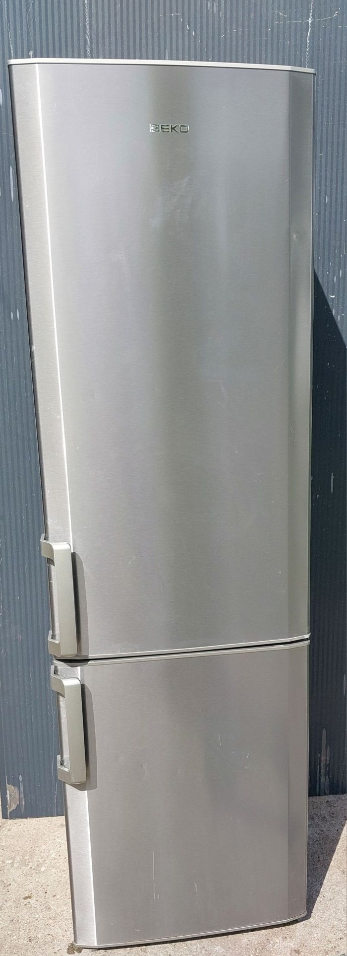 Lodówka z dolnym zamrażalnikiem Beko CS 238020X