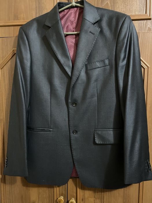 Чоловічий чорний класичний костюм