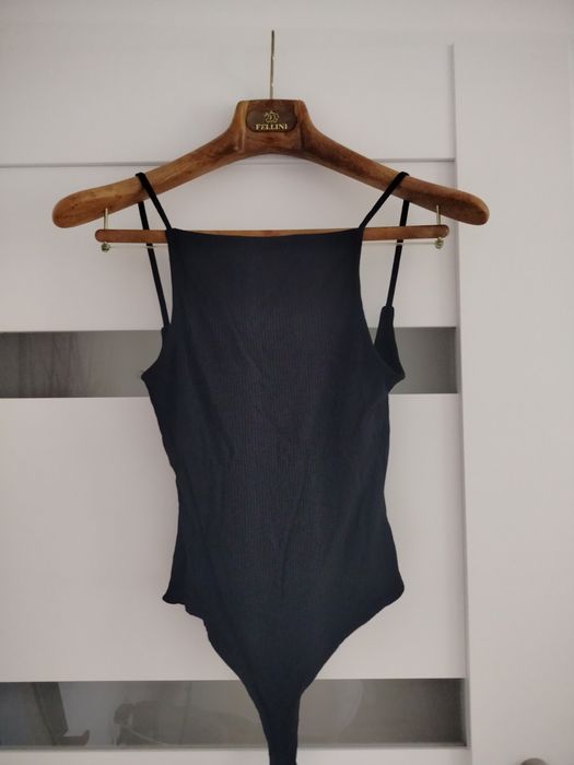 Body z wyciętymi plecami