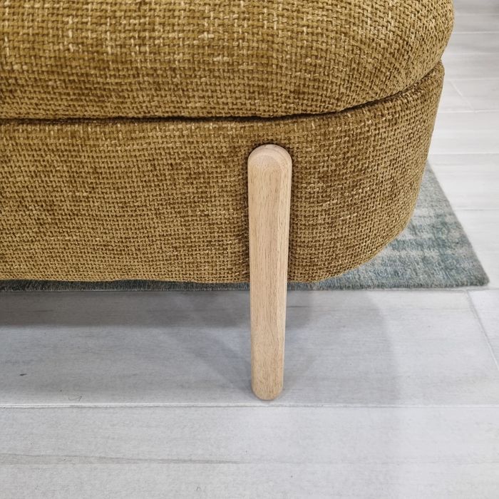 Banqueta com arrumação mostarda alinhado By Arcoazul Design