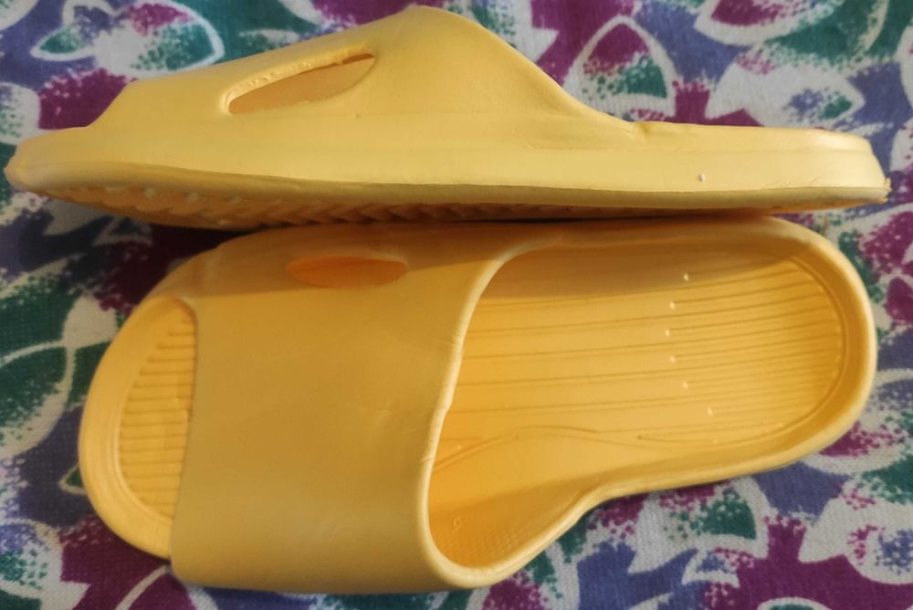 Продам шлепанцы.недорого.