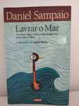 Livros com temas variados.