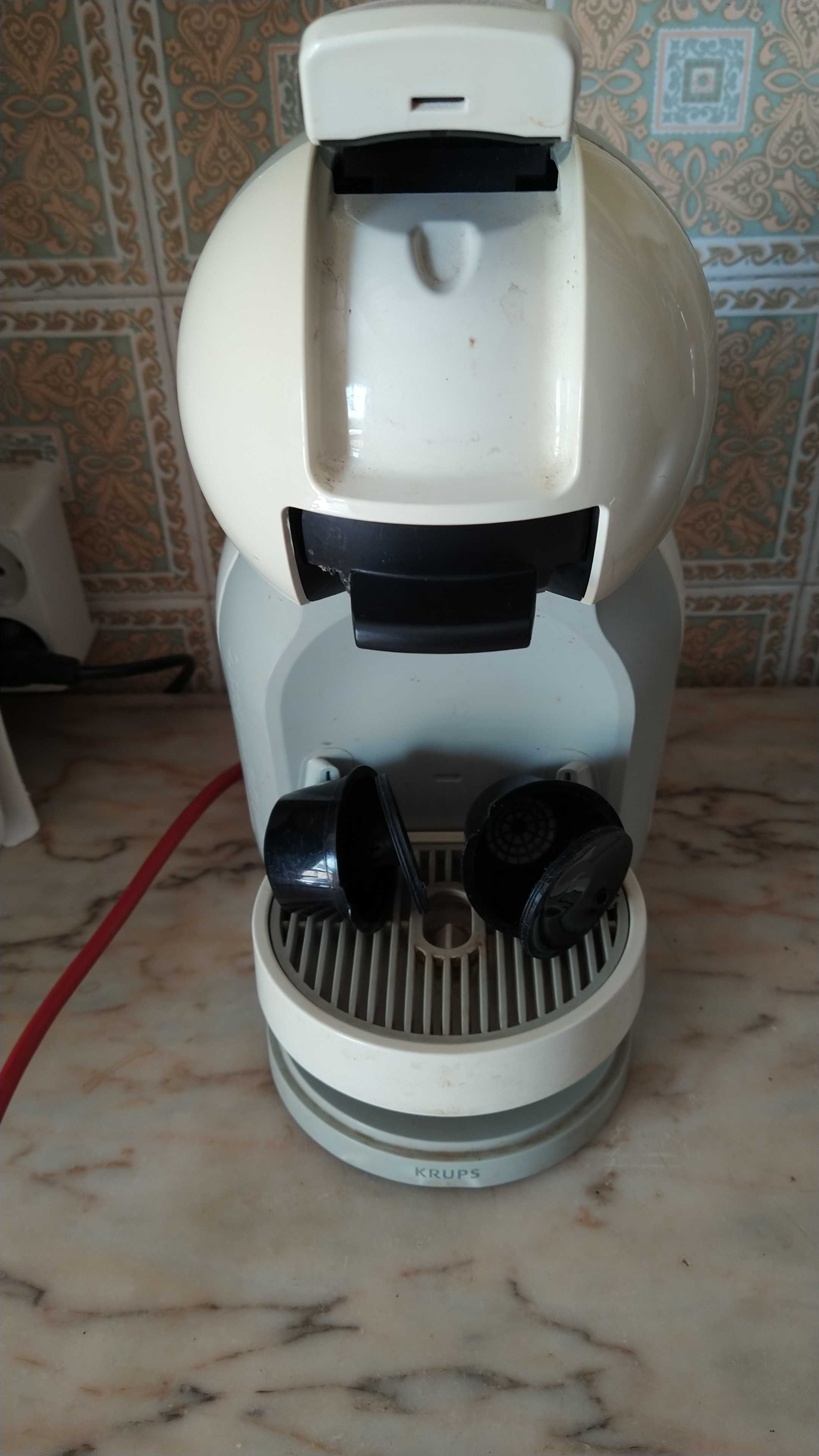Maquina de café Dolce Gusto - para cápsulas ou café em pó.