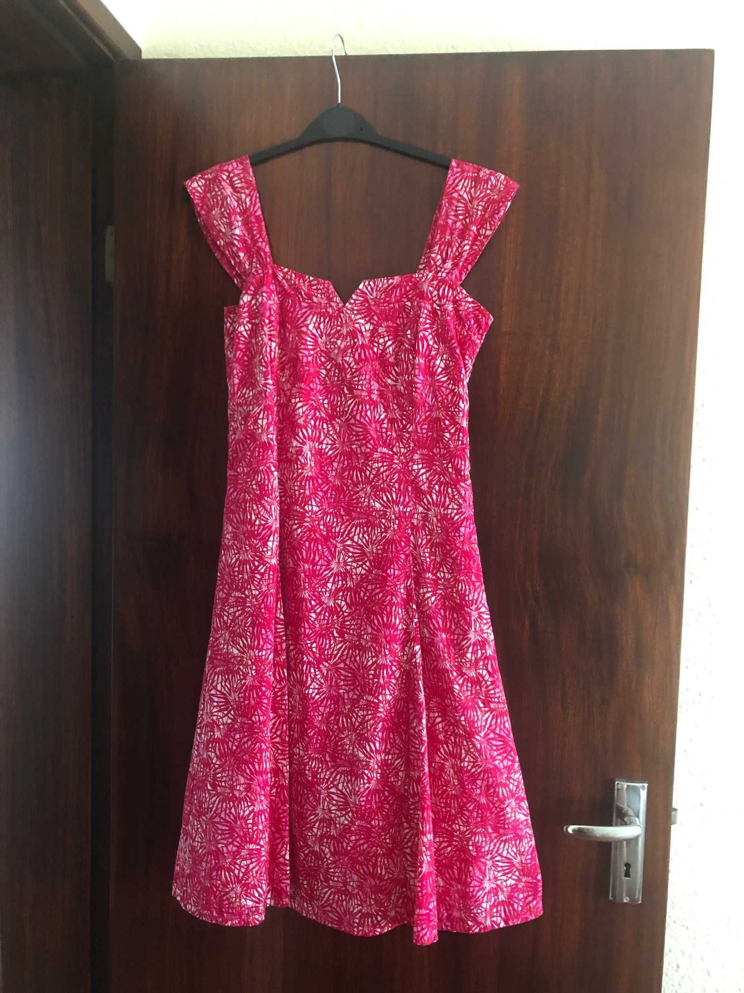 Vestido médio de verão muito elegante e prático (Matos António)