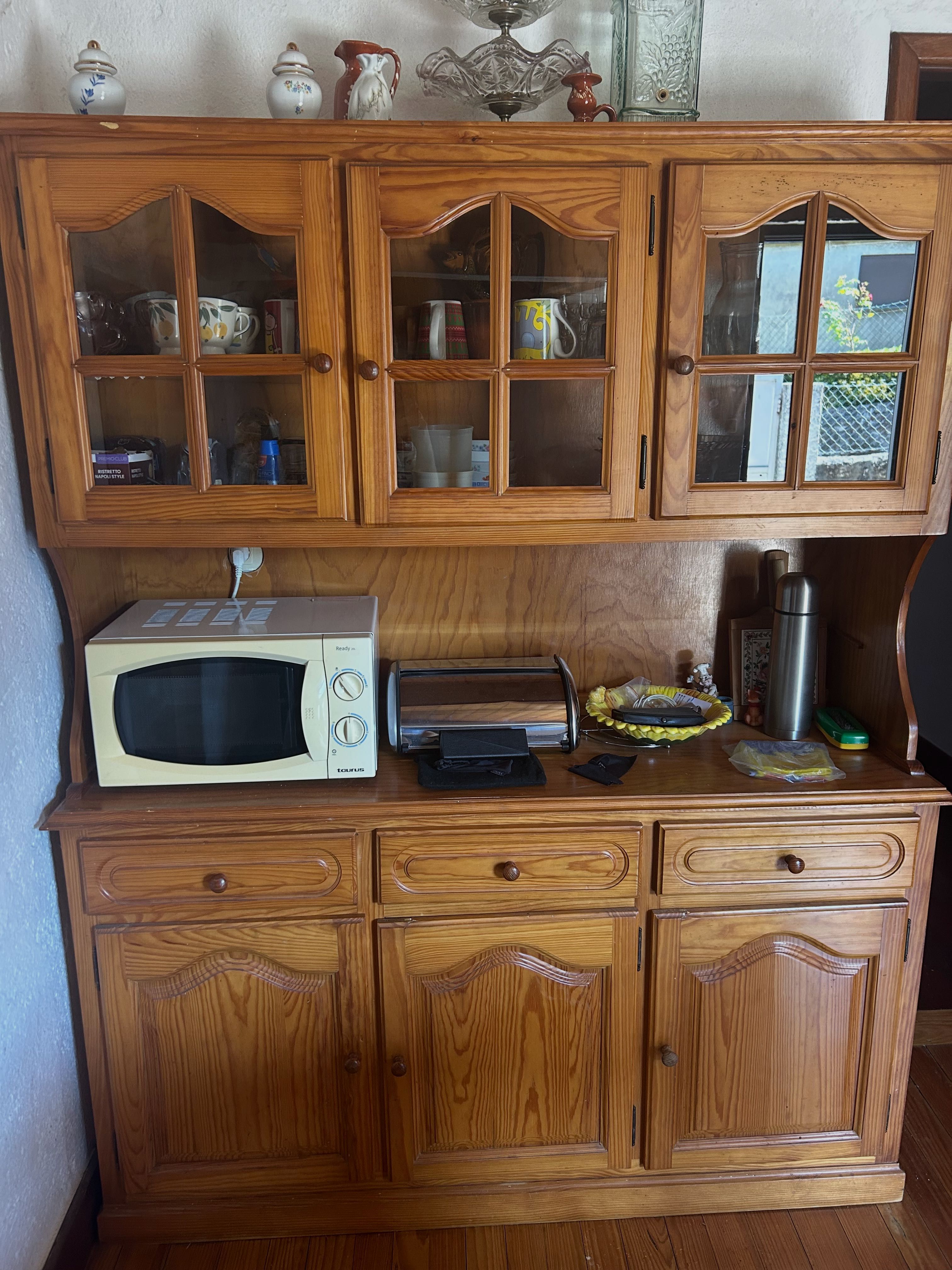Mesa e móvel de cozinha