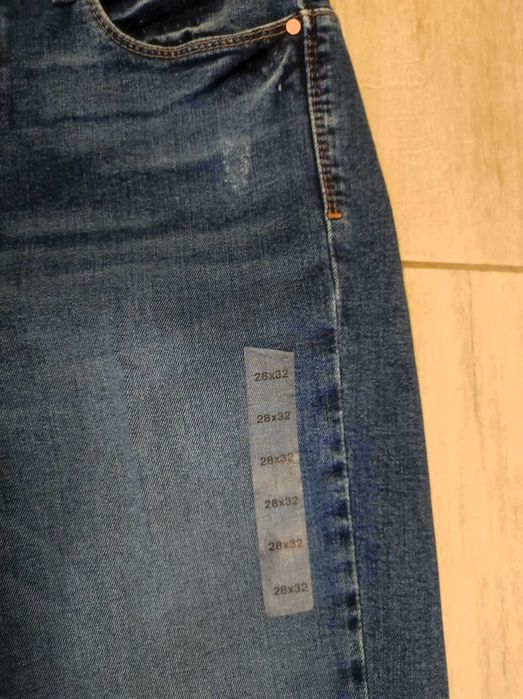 Spodnie damskie Jeasny marki GUESS  r. 28/32 "curve x Straight"