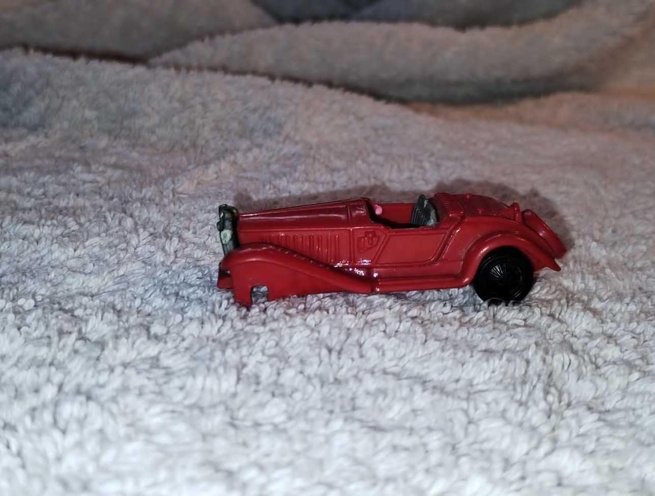 czerwony samochód, czerwony samochodzik, zabawka, figurka