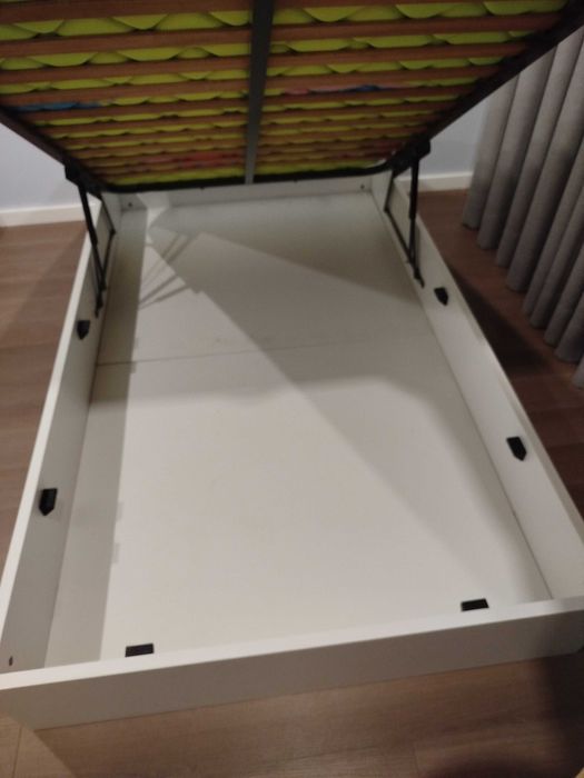 Cama de solteiro em bom estado de conservação