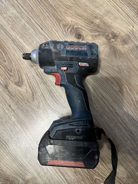 Klucz udarowy Bosch GDS 18V-300 zakretarka razem z bateria