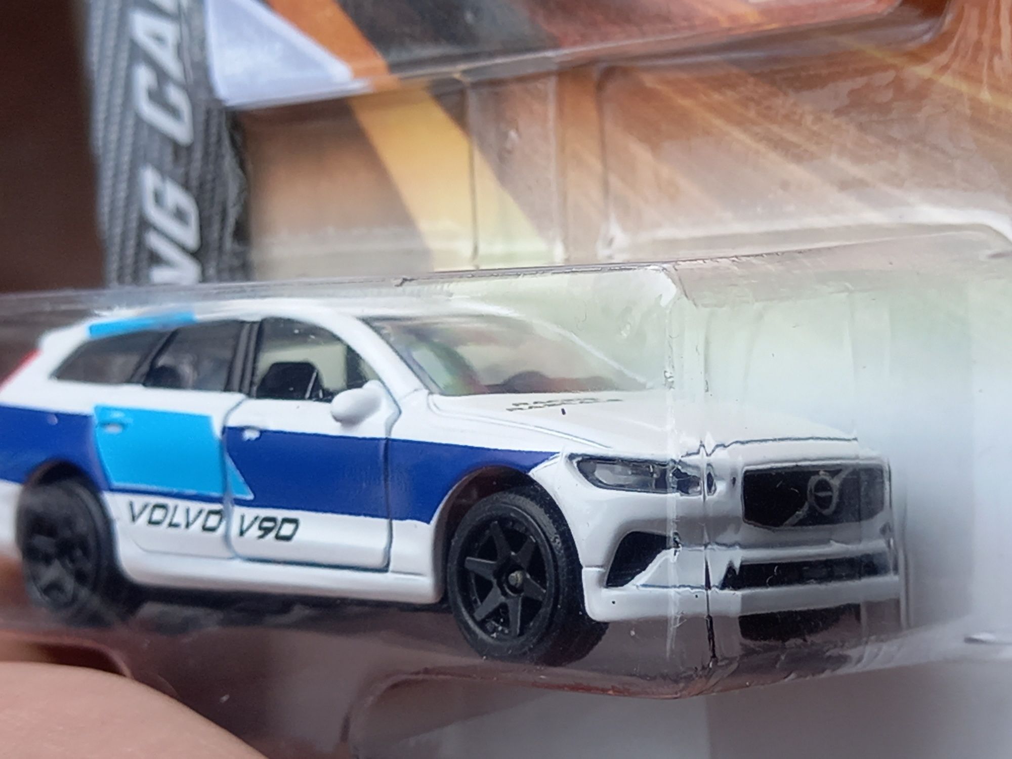 Volvo V90 (Majorette) abre portas