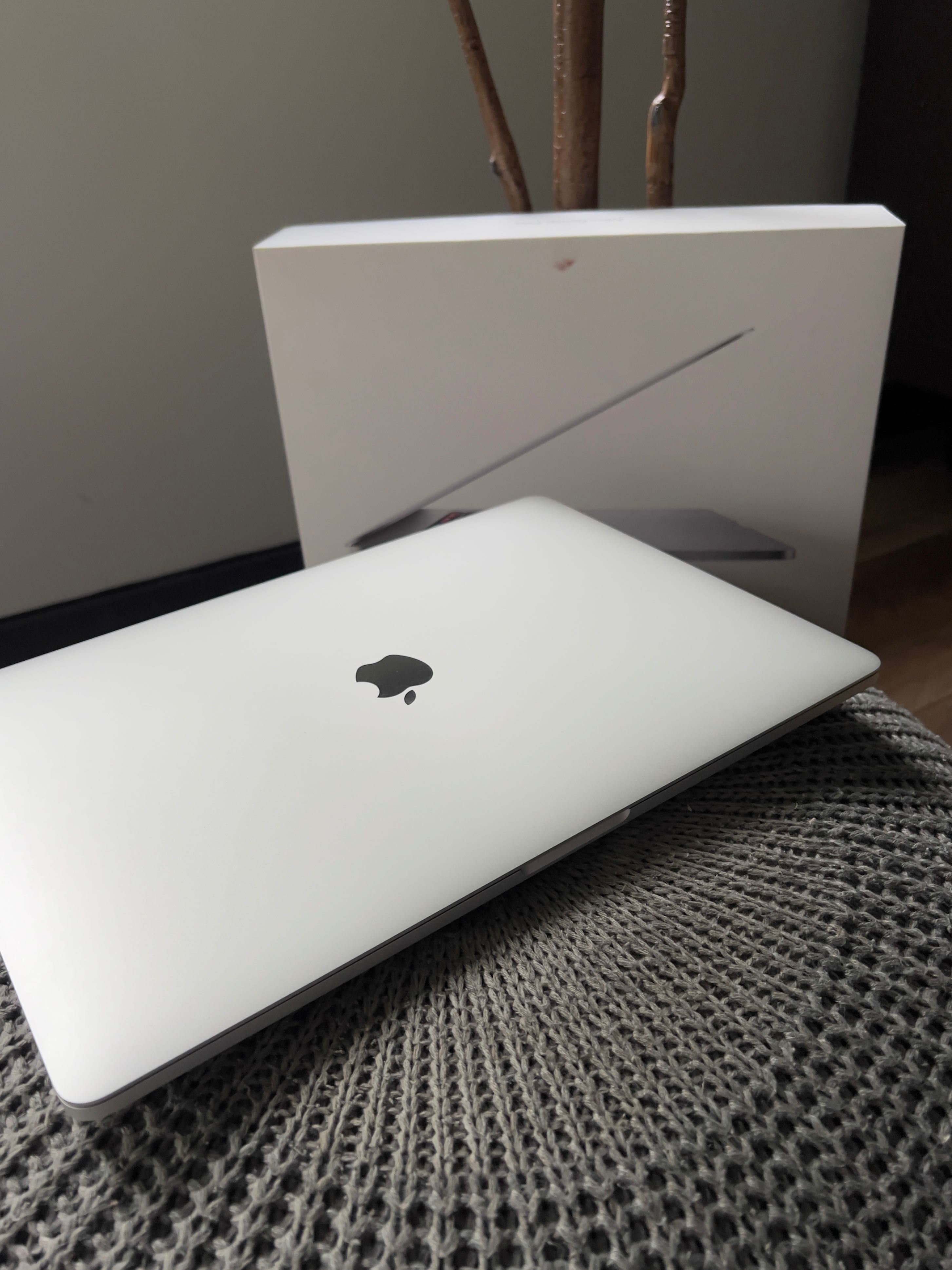 laptop MacBook Pro 15" 2018 / 16GB RAM / 512 GB / Intel i7 2,6 GHz
