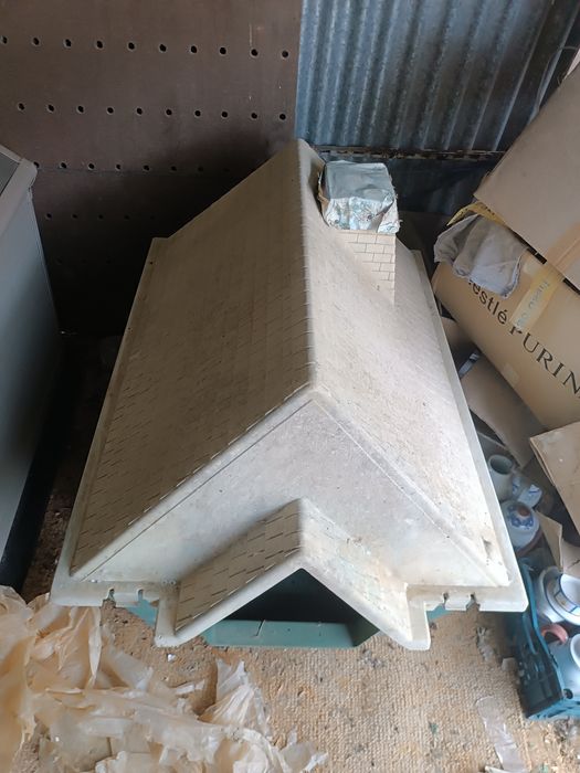 Casota para cães de porte médio ou grande. Resistente e lavávell.