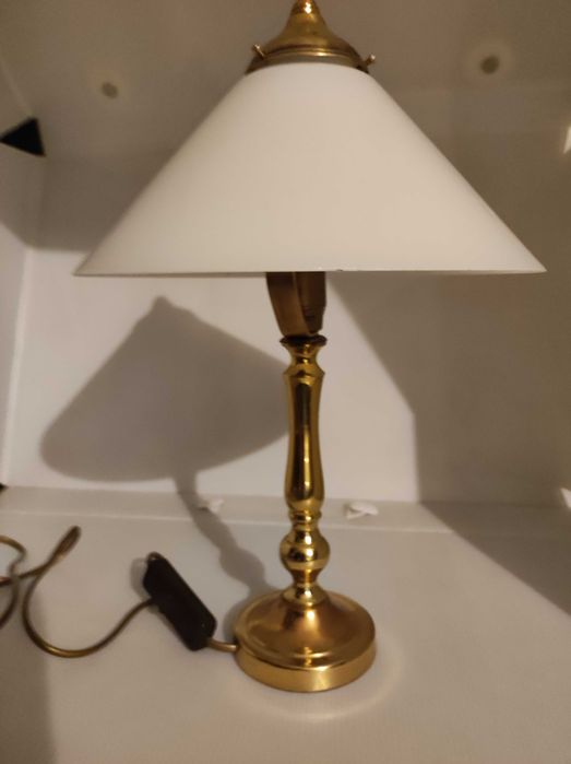 Mosiężna lampka stołowa ze szklanym kloszem