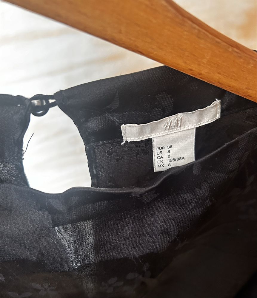 Czarna satynowa sukienka w delikarny wzor h&m m