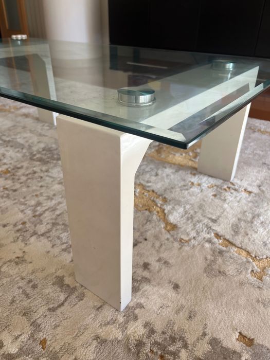 Mesa de centro em vidro e branca