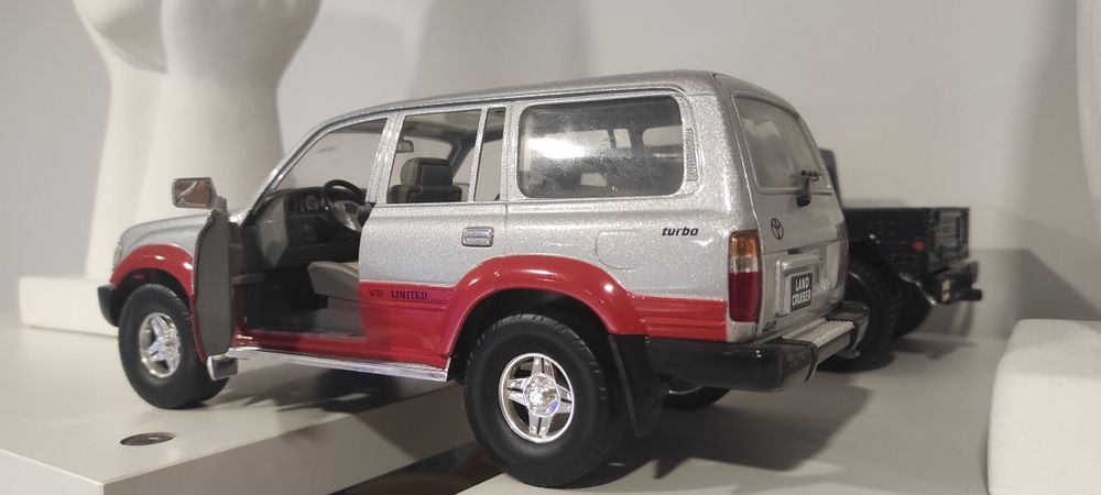 1/18 Toyota Land cruiser Road Tough carro coleção