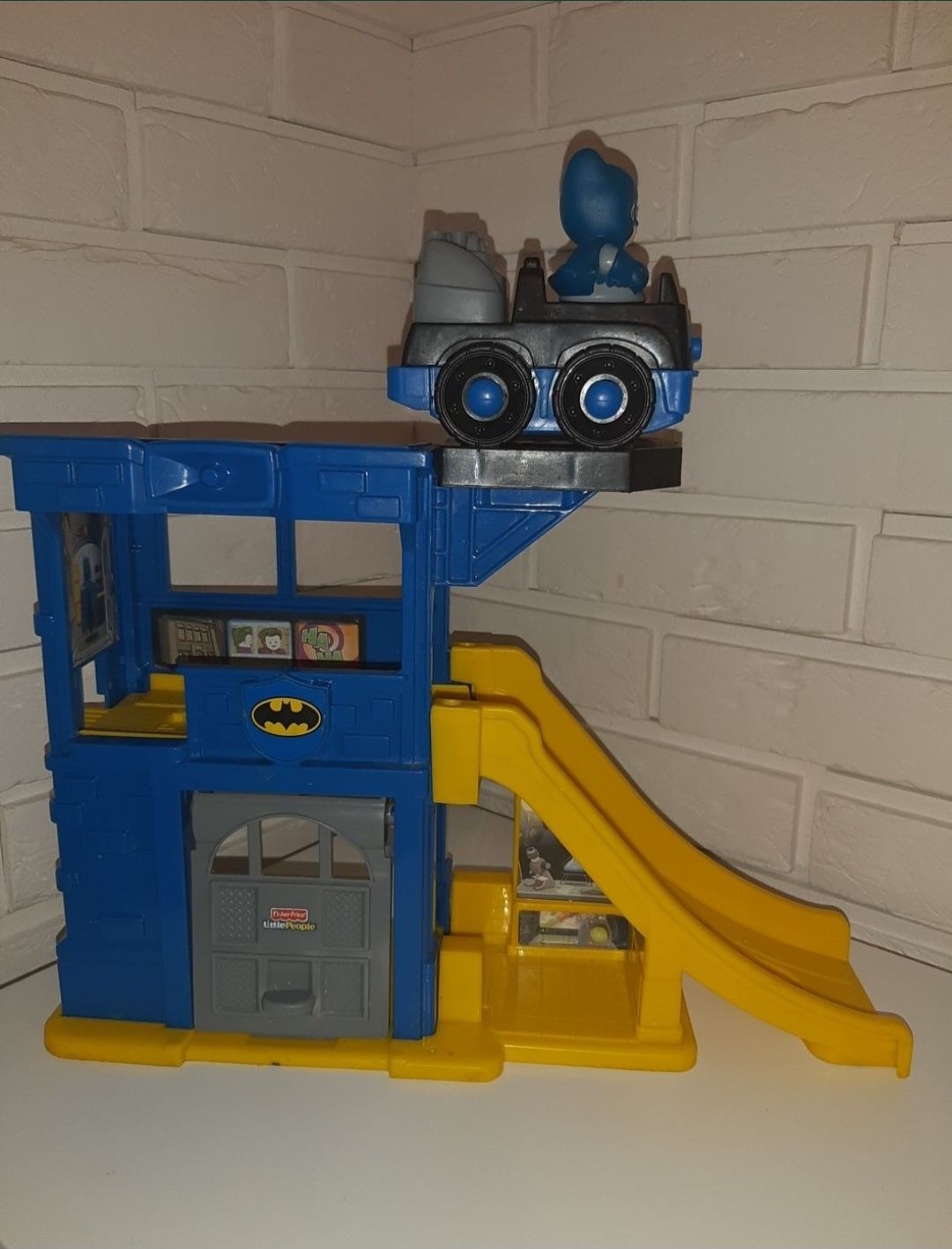Garaż ze zjazdem  Batman
