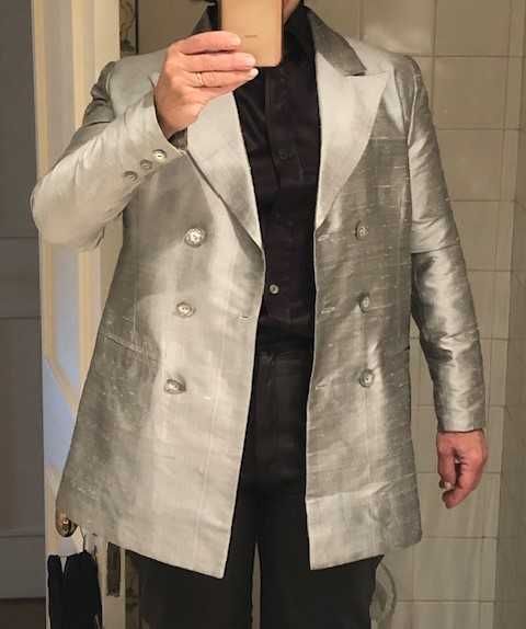 Blazer de senhora em seda de cor prateada, com discreto brilho