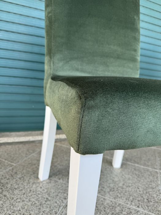 Cadeira estofada com pés lacado brilho