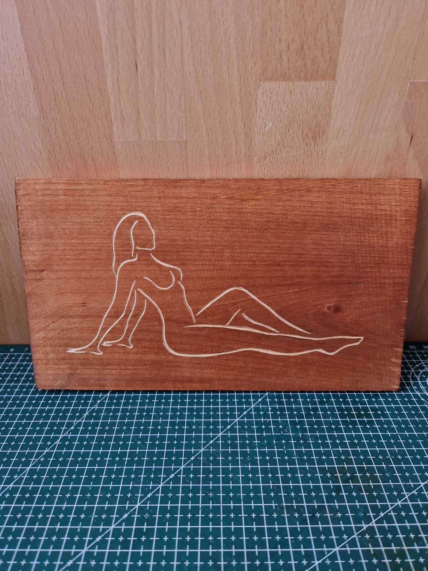 Obraz w drewnie - opalająca się kobieta