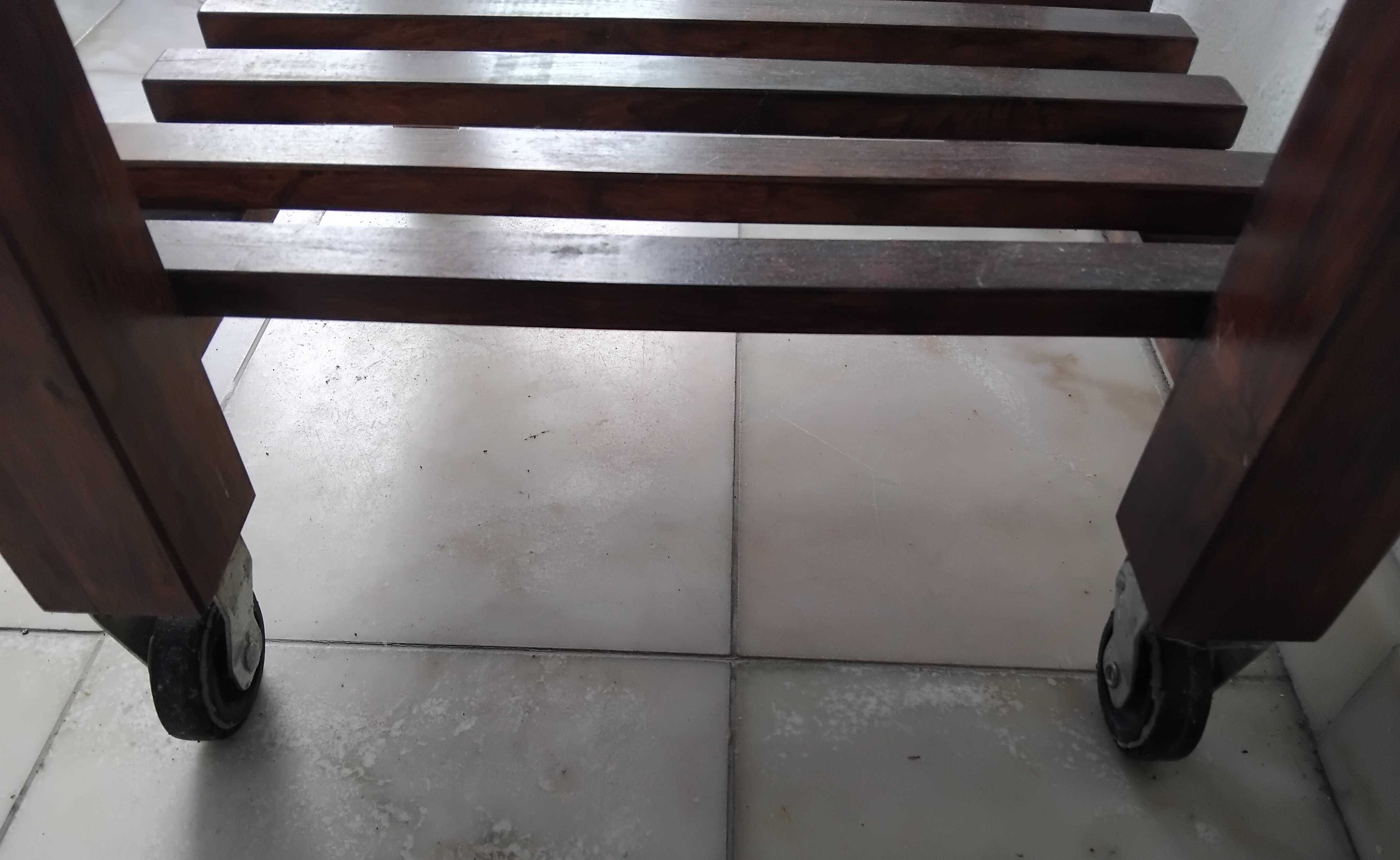Mesa de apoio com 2 rodas