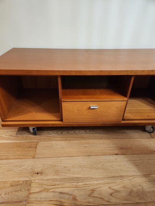 Móvel castanho televisão