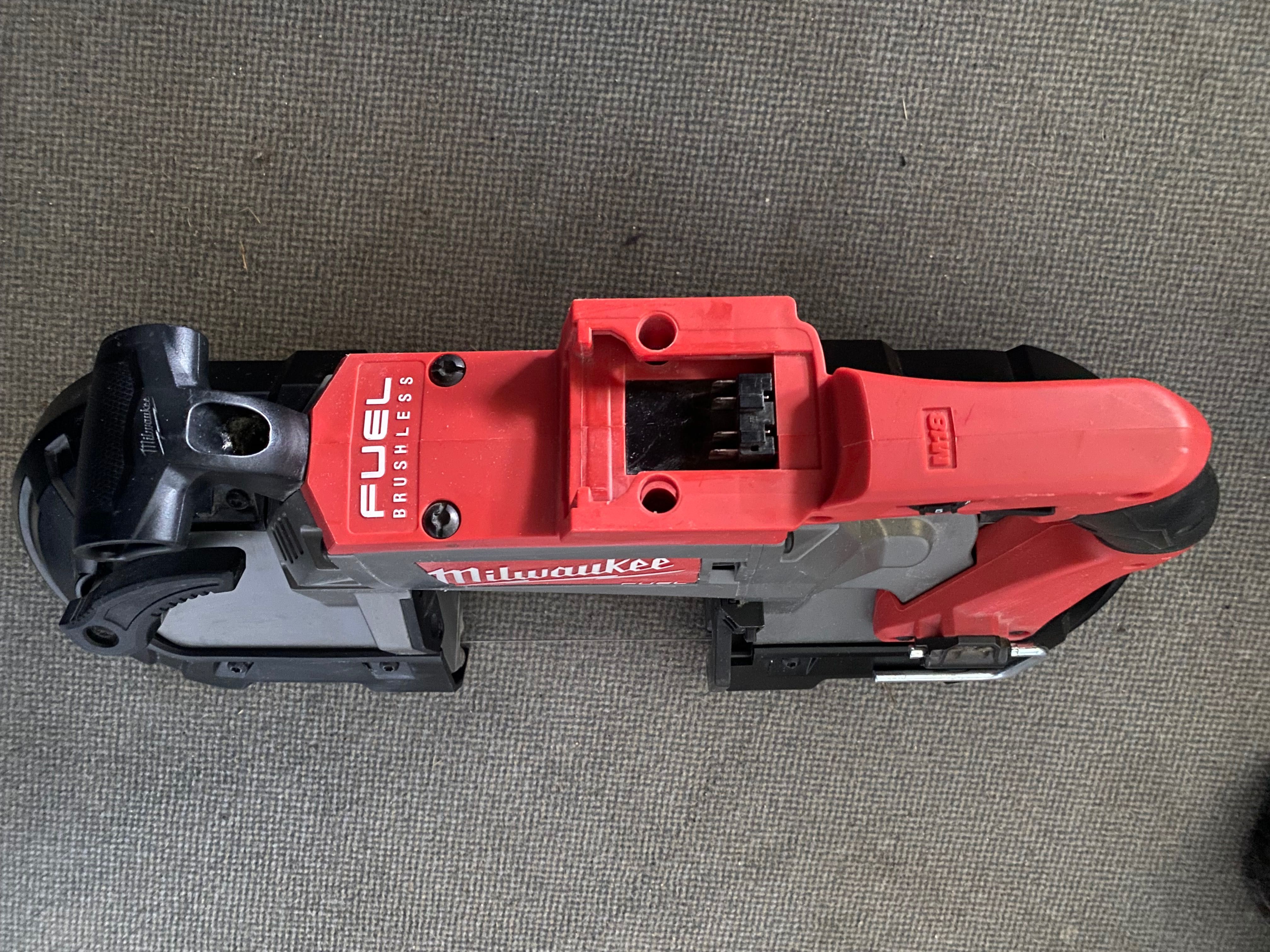 Milwaukee M18 CBS125 - Pilarka taśmowa do cięcia wgłębnego 18 V, FUEL™