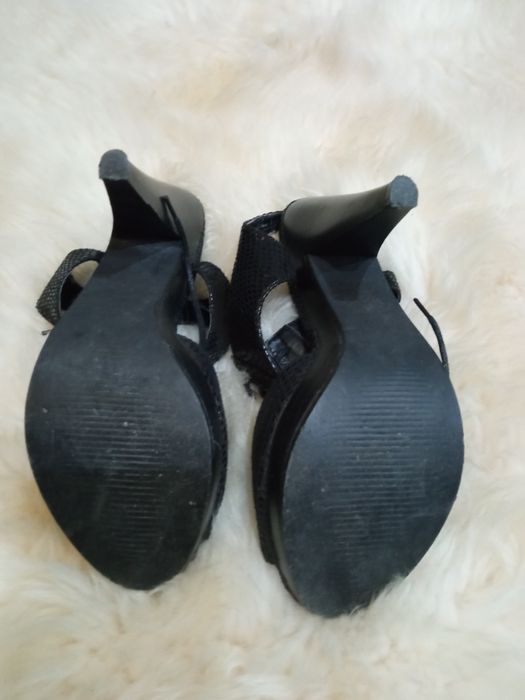 Czarne wiązane szpilki na platformie