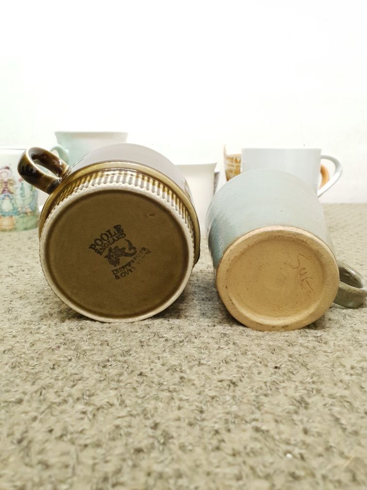 Zestaw ceramicznych porcelanowych kubków naczyń