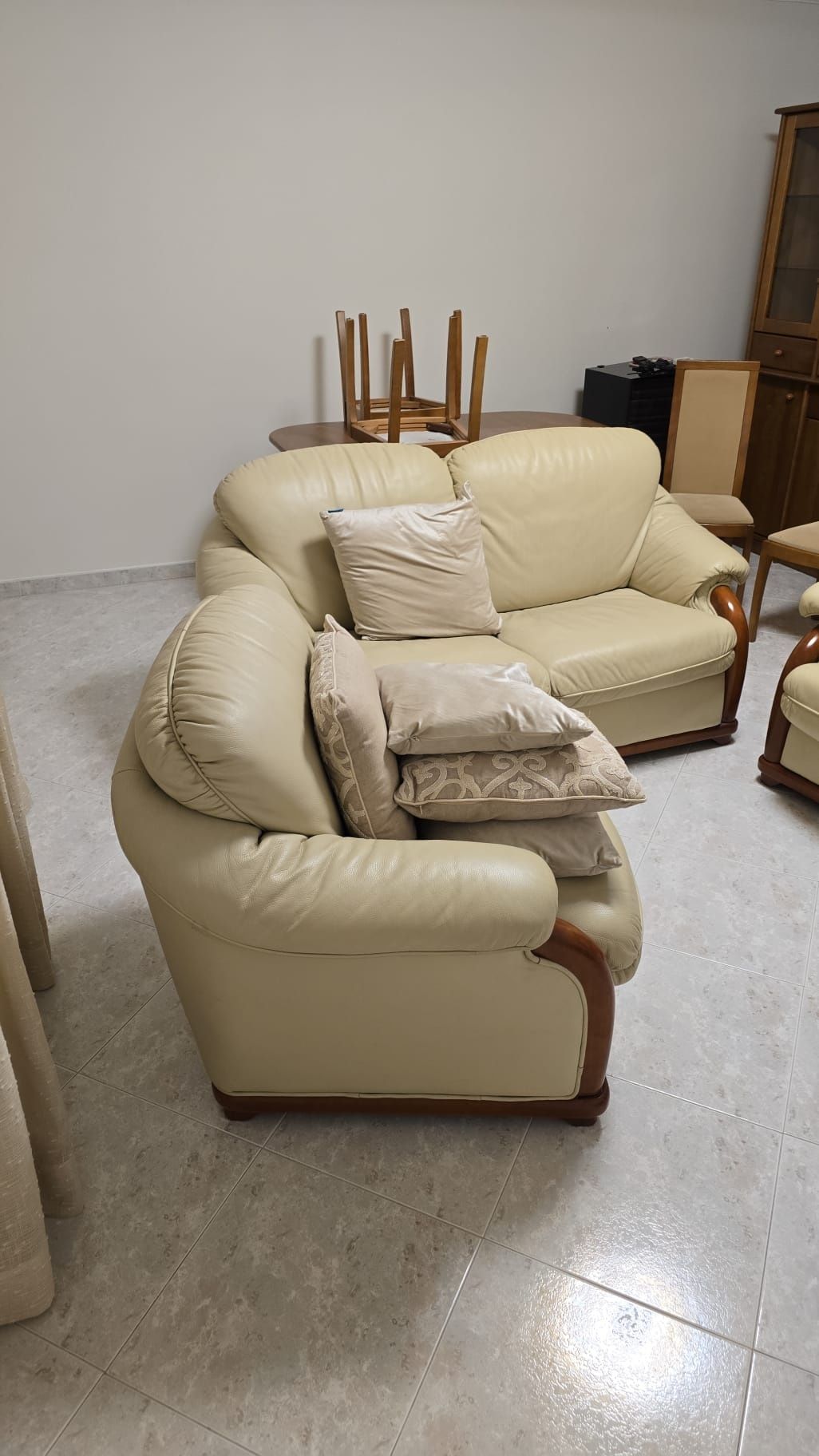 Sofa, Mesa com 4 cadeiras e Armario