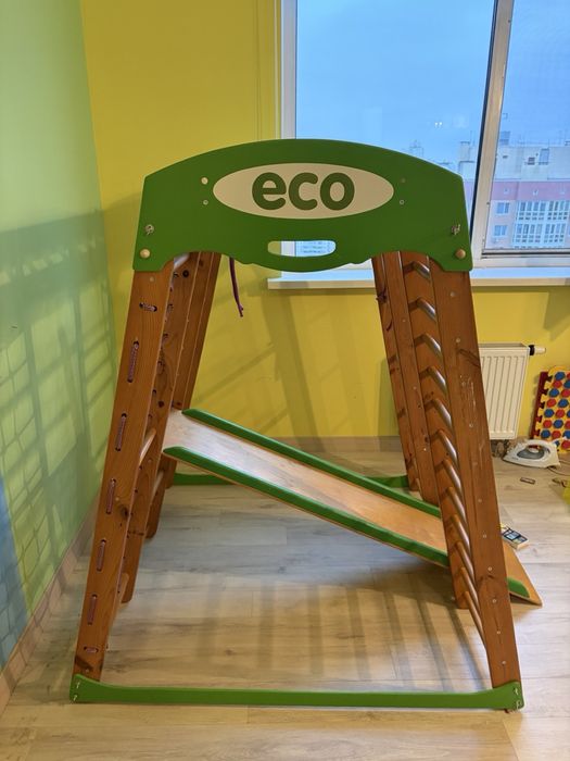 Великий трикутний комплекс. Дитяча гірка. Кільця гімнастичні.