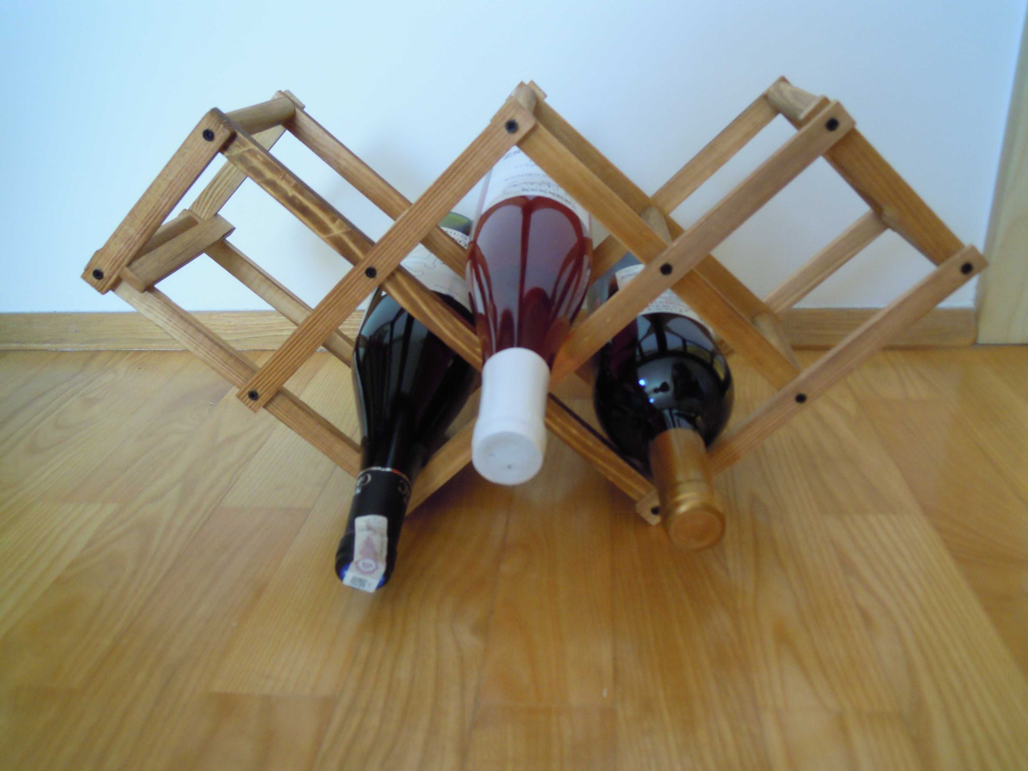 Drewniany, rozkładany stojak na wino.